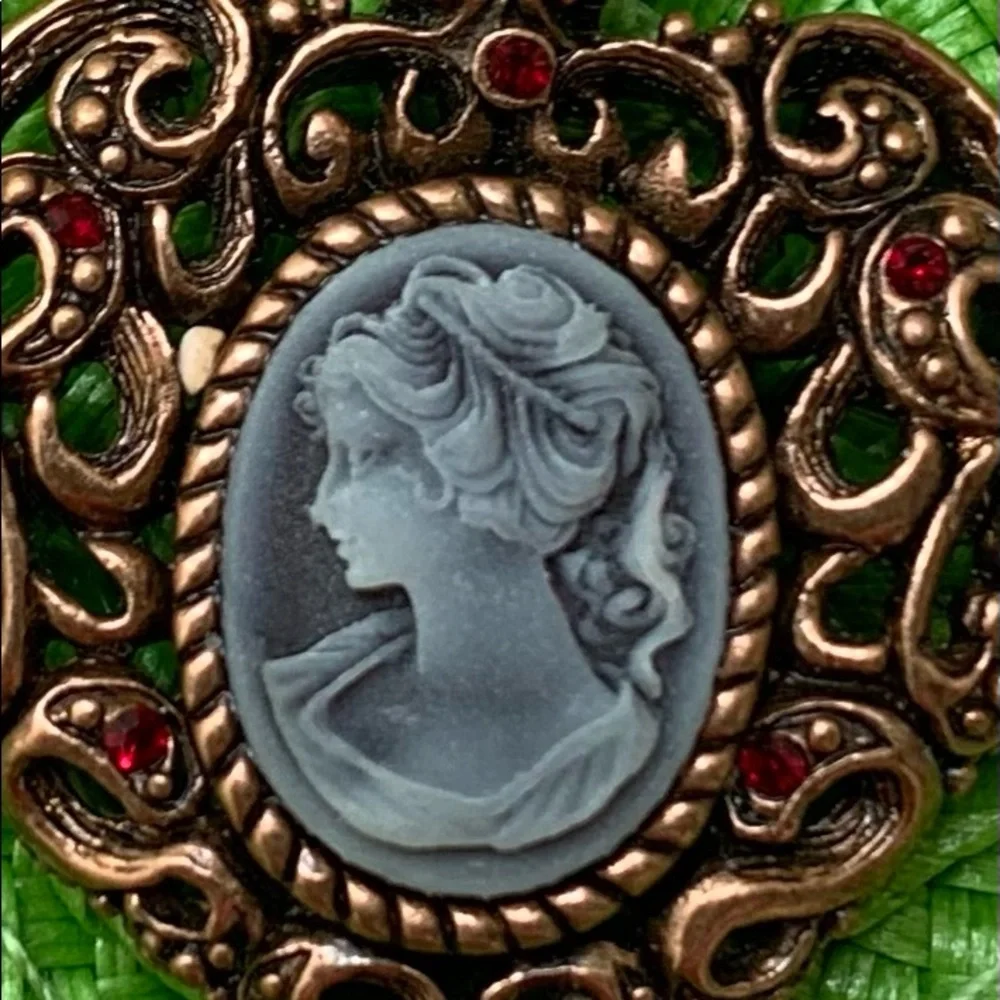 Beautiful vintage heart shaped cameo pendant in copper tone setting - Picture 3 of 3